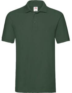 Grøn poloshirt hænger frit med to knapper lukket, mærke indeni kraven. Baggrund er enkel og ensfarvet.