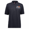Sort polo-shirt står på hvid baggrund. På brystet er teksten "Dit Design" med et lille orange plus-ikon ved siden af ordet "Dit".