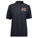 Sort polo-shirt står på hvid baggrund. På brystet er teksten "Dit Design" med et lille orange plus-ikon ved siden af ordet "Dit".