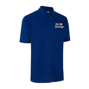 En mørkeblå poloshirt med teksten "Dit Design" i hvidt og et orange plus-tegn på venstre side af brystet, vises mod en hvid baggrund.
