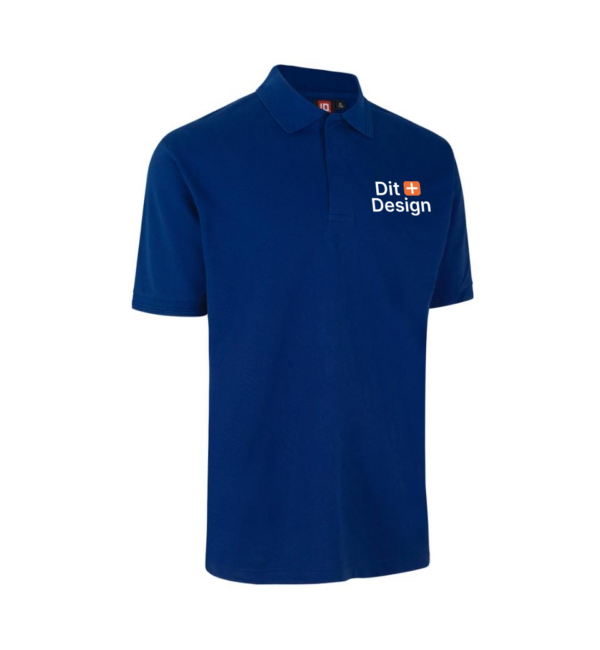 En mørkeblå poloshirt med teksten "Dit Design" i hvidt og et orange plus-tegn på venstre side af brystet, vises mod en hvid baggrund.