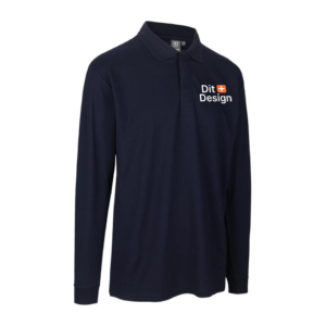 Mørkeblå poloshirt med lange ærmer. Tekst på brystet: "Dit Design" ved siden af et orange plusikon. Hvid baggrund.
