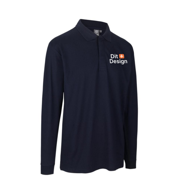 Mørkeblå poloshirt med lange ærmer. Tekst på brystet: "Dit Design" ved siden af et orange plusikon. Hvid baggrund.