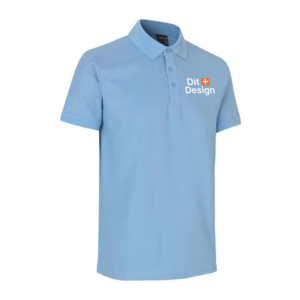 Lyseblå poloshirt står oprejst. Den har korte ærmer og en krave med knapper. På brystet er teksten "The Open" ved siden af et logo. Baggrunden er hvid.