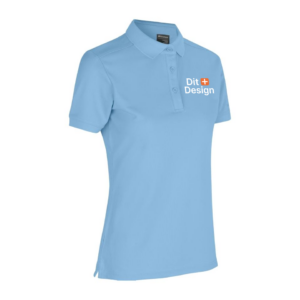 Lyseblå polo-shirt med krave vises. Teksten "Dit Design" med et plus-symbol er trykt på venstre side. Skjorten hænger frit, uden baggrund.