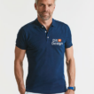 Mand står stille, iført en mørkeblå poloshirt med logoet "ING" på brystet. Han befinder sig i et neutralt, lyst rum uden andre tydelige genstande eller baggrundselementer.