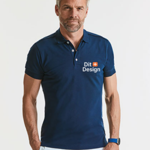 Mand står stille, iført en mørkeblå poloshirt med logoet "ING" på brystet. Han befinder sig i et neutralt, lyst rum uden andre tydelige genstande eller baggrundselementer.