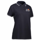 Sort polo-shirt med hvid kant på kraven, tre knapper foran. Tekst på brystet: "Dit Design" med et lille rødt hjerte mellem ordene.