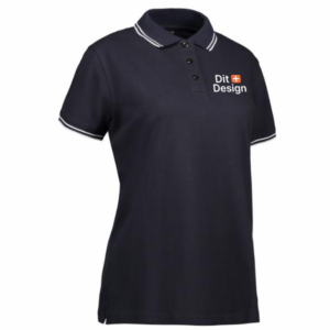 Sort polo-shirt med hvid kant på kraven, tre knapper foran. Tekst på brystet: "Dit Design" med et lille rødt hjerte mellem ordene.