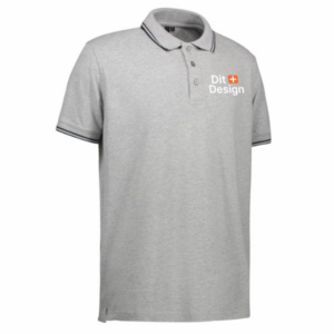 Grå poloskjorte med knapper foran, har teksten "Dit Design" trykt på brystet. Den er placeret mod en neutral baggrund.