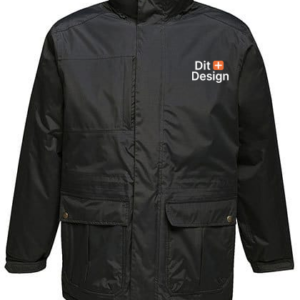 Sort jakke vises stående mod hvid baggrund med teksten "Jag Design" i hvid og orange på brystet. Jakken har lange ærmer og lynlåslukning foran.