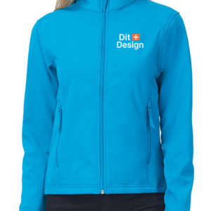 En person iført en blå jakke med lynlås og to lommer står stille. På brystet står teksten "Dit Design" med et lille orange plus-tegn. Baggrunden er neutral.