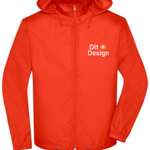 Rød jakke med hætte hænger frit. Teksten "Dit Design" er trykt på brystet. Snore justerer hættens og taljens pasform. Baggrund er hvid og enkel.