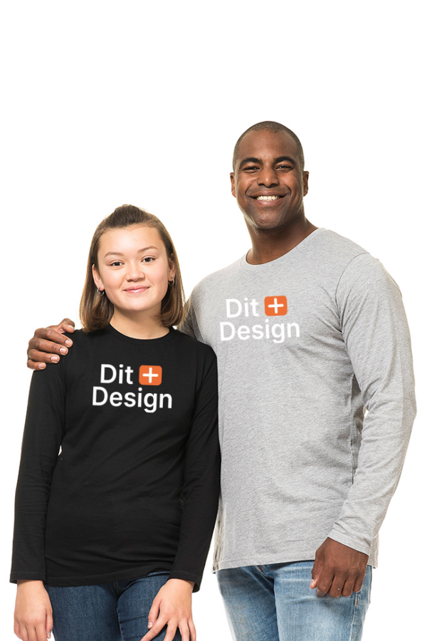 To personer står sammen, iført trøjer med teksten "Dit Design" i et studie med en hvid baggrund. Den voksne smiler og har armen om barnet.