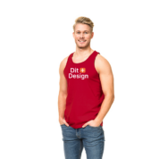 Person står med hænderne i lommen, iført en rød tanktop med teksten "DM Georgia" og en smiley. Baggrunden er hvid og minimalistisk.