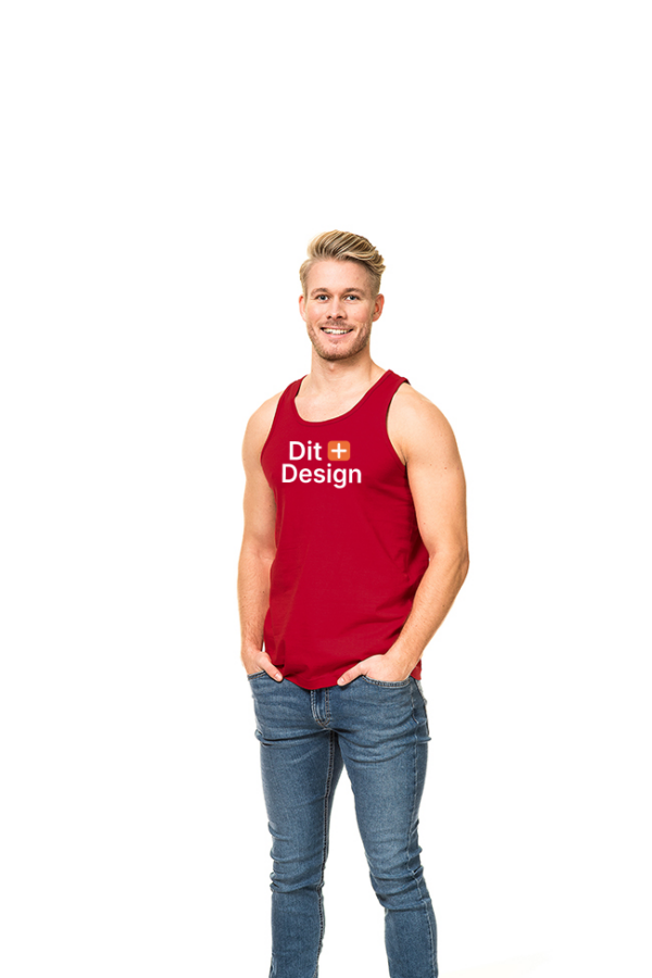 Person står med hænderne i lommen, iført en rød tanktop med teksten "DM Georgia" og en smiley. Baggrunden er hvid og minimalistisk.