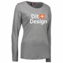 Grå langærmet t-shirt står oprejst med teksten "Dit Design" i hvid, og et orange plus-tegn imellem ordene. Baggrunden er ensfarvet.