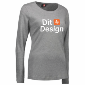 Grå langærmet t-shirt står oprejst med teksten "Dit Design" i hvid, og et orange plus-tegn imellem ordene. Baggrunden er ensfarvet.