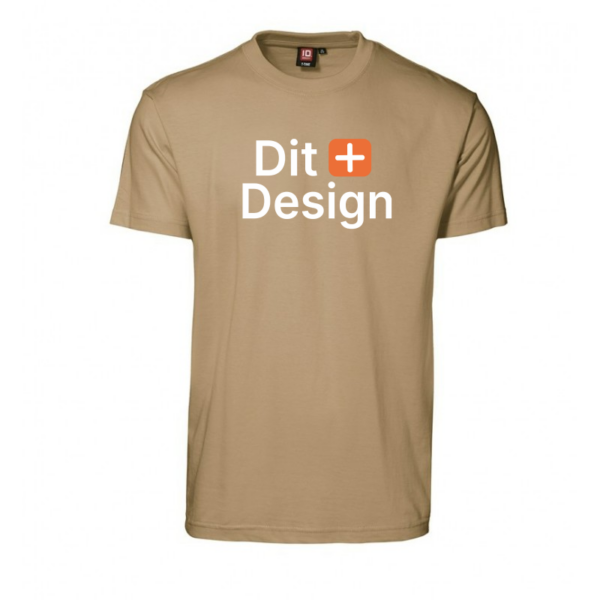 T-shirt i beige med teksten "Dit Design" og et orange plus-tegn i midten, hænger frit uden baggrundsforstyrrelser.