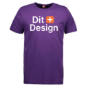 T-shirt i lilla farve viser teksten "Dit Design" med et orange plus-tegn. Baggrunden er hvid.