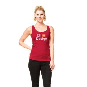 Kvinde står og smiler i et studie. Hun bærer en rød tanktop med teksten "Qik Design" og et lille ikon af et piktogram-hoved. Baggrunden er hvid og enkel.