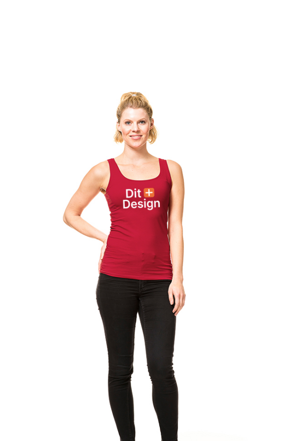 Kvinde står og smiler i et studie. Hun bærer en rød tanktop med teksten "Qik Design" og et lille ikon af et piktogram-hoved. Baggrunden er hvid og enkel.