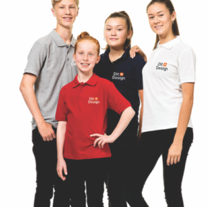 Fire unge personer står sammen iført farvede polo-shirts med teksten "Dit Design". De ser glade ud og befinder sig i et neutralt, hvidt studieomgivelser.