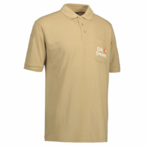 Beige poloshirt med krave og korte ærmer hænger frit. Der er en brystlomme med teksten "Dit Design" trykt på. Baggrunden er neutral.
