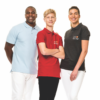 Tre personer står smilende iført poloshirts, henholdsvis lyseblå, rød og mørkegrå. På shirtsene står "Dixx Design." De befinder sig mod en hvid baggrund, med armene afslappet.