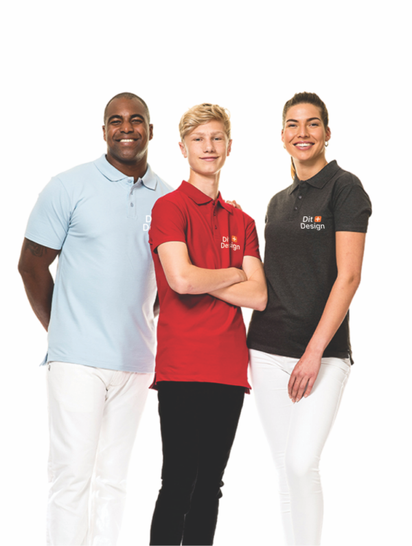 Tre personer står smilende iført poloshirts, henholdsvis lyseblå, rød og mørkegrå. På shirtsene står "Dixx Design." De befinder sig mod en hvid baggrund, med armene afslappet.