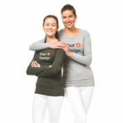 To unge kvinder står sammen. Den ene har armen om den anden. På trøjerne står "Your Design". De bærer hvidt tøj, og baggrunden er hvid.