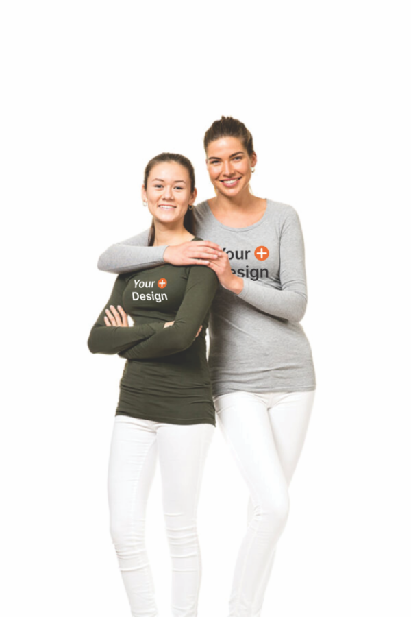 Women & Women - Design 2 To unge kvinder står sammen. Den ene har armen om den anden. På trøjerne står "Your Design". De bærer hvidt tøj, og baggrunden er hvid.
