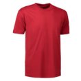 Rød T-shirt står på en hvid baggrund, ingen tekst til stede.