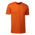 En orange T-shirt hænger frit uden baggrund. T-shirten har korte ærmer og en rund halsudskæring.