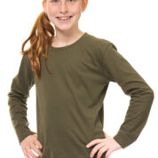 En pige med rødt hår, iført en olivengrøn langærmet trøje og jeans, smiler, mens hun står i en posérende stilling med hænderne på hofterne i et hvidt studie.