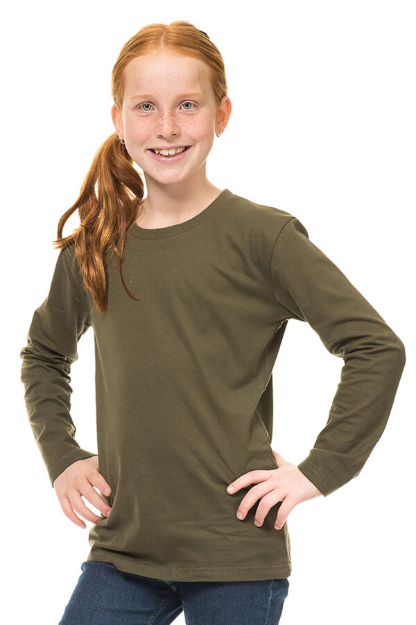 Herre T-shirt Langærmet grøn En pige med rødt hår, iført en olivengrøn langærmet trøje og jeans, smiler, mens hun står i en posérende stilling med hænderne på hofterne i et hvidt studie.