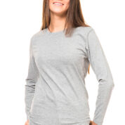 En kvinde står og smiler i en grå langærmet trøje og blå jeans på en hvid baggrund.