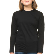 En person med mørkt hår, iført en sort, langærmet trøje og blå jeans, står oprejst og smiler i et lyst, studio-agtigt miljø.