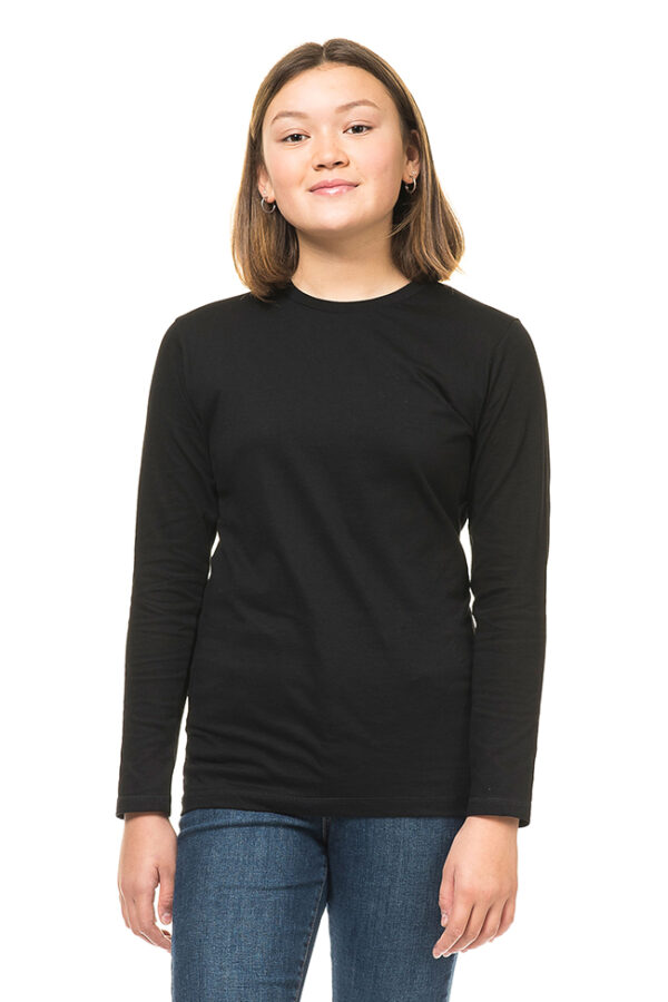 Herre T-shirt Langærmet ort En person med mørkt hår, iført en sort, langærmet trøje og blå jeans, står oprejst og smiler i et lyst, studio-agtigt miljø.