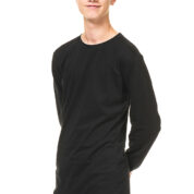 En ung mand med lyst hår og iført en sort langærmet trøje og blå jeans smiler og står med hænderne bag ryggen mod en hvid baggrund.