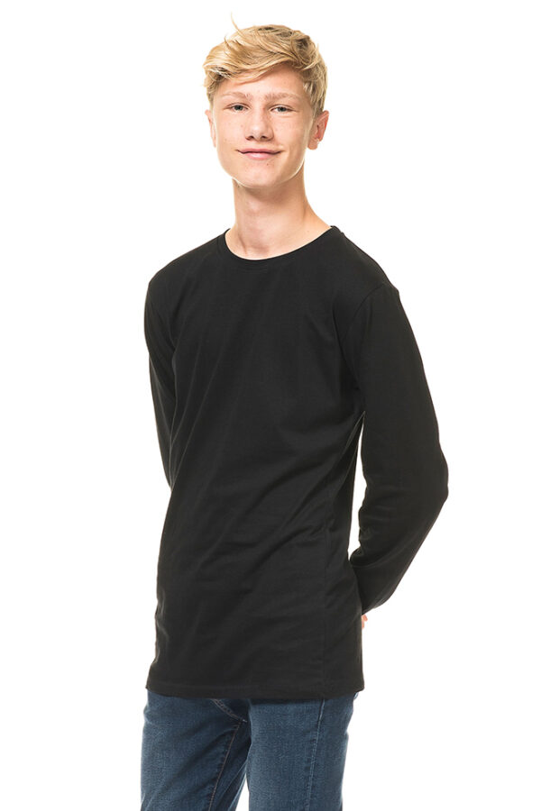 Herre T-shirt Langærmet sort En ung mand med lyst hår og iført en sort langærmet trøje og blå jeans smiler og står med hænderne bag ryggen mod en hvid baggrund.