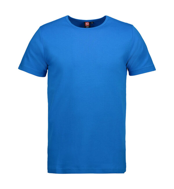 Interlock T-shirt blå Blå t-shirt hænger mod en hvid baggrund med "ID" label synlig på indersiden af kraven.