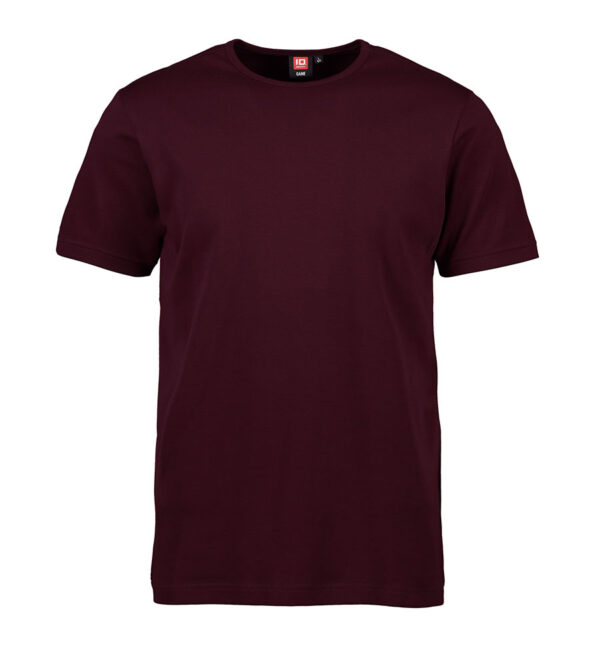Interlock T-shirt bordeux En mørkerød T-shirt med rund hals vises mod en hvid baggrund. Der er et mærkat på indersiden af halsen med teksten "ID Game".