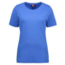 Blå T-shirt hænger, centreret mod hvid baggrund, med mærket "ID GAME" synligt ved halsen.