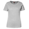 En grå t-shirt hænger frit mod en hvid baggrund. "ID GARN" står på mærkaten i nakken.