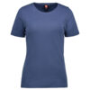En mørkeblå t-shirt hænger i en neutral, hvid baggrund. T-shirtens mærke "ID® Classic" står på etiketten ved halsen.