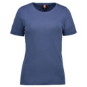 En mørkeblå t-shirt hænger i en neutral, hvid baggrund. T-shirtens mærke "ID® Classic" står på etiketten ved halsen.
