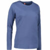 Blå langærmet t-shirt med rund hals hænger på en usynlig bøjle mod neutral baggrund. På indersiden af nakken ses en rød etiket med et hvidt logo og størrelsesmarkering.