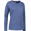 Blå langærmet t-shirt med rund hals hænger på en usynlig bøjle mod neutral baggrund. På indersiden af nakken ses en rød etiket med et hvidt logo og størrelsesmarkering.