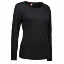 En sort langærmet t-shirt hænger på en usynlig mannequin. T-shirten er af enkel design, med en rund halsudskæring. Den er præsenteret mod en hvid baggrund.